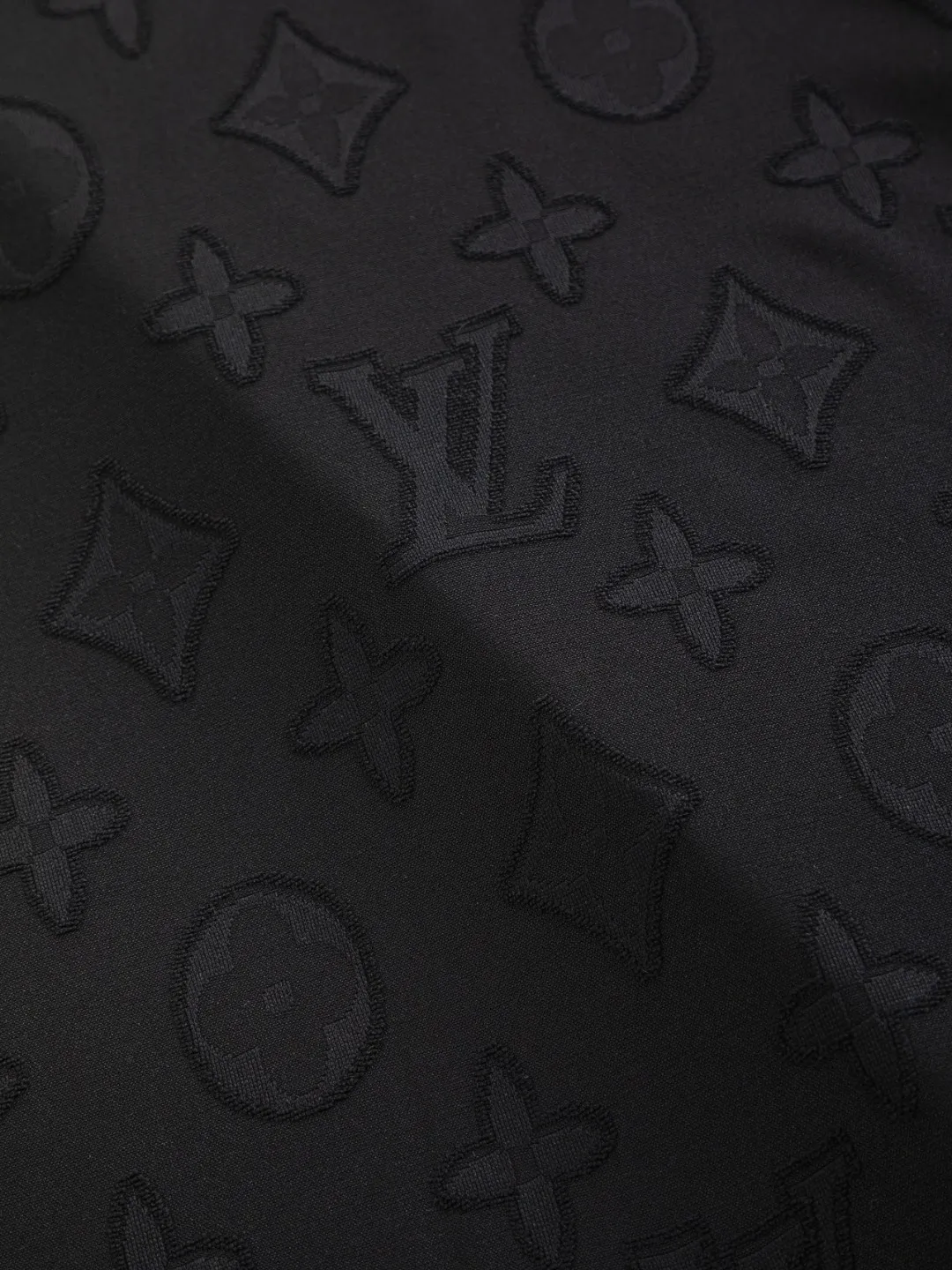 🅿️210 Louis Vuitton Louis Vuitton 1V Lujia slightly wide version S-XL LV25SS new product counter has new models at the same time, clover presbyopia letters all over the jacquard large logo letters 🪡 embroidered round neck short-sleeved T-shirt, the same style for men and women! Synchronized with the official website, pure cotton fabrics at the counter! It is close to the skin and comfortable, durable and easy to wear. It has a classic and simple logo design and meticulous original craftsmanship. Short-sleeves, a must-have item for men, are not the same as the general public, but must be unique and eye-catching. This LV short-sleeve is all about quality, comfort, the same shape and fashion as always, including the fabric and cutting process. All efforts have been made! 320 grams of washed pure cotton fabric, pure cotton is breathable, very refreshing and comfortable for daily wear. The rib knitting on the neckline is smooth and tight, and the neckline will not be skewed if you toss it at will. The loose version, you will find that it looks really good on the upper body. The overall is minimalist and neat, super versatile for daily use! Pair it casually with a pair of pants for a youthful look. A T-shirt will make your outfit crazy. It is a fashionable item that can never go wrong! Black, white, size: S-XL Size chart: S: Shoulder width 50-Bust 54-Length 70 M: Shoulder width 52-Bust 56.5-Length 72 L: Shoulder width 54-Bust 59-Length 74 XL: Shoulder width 56-Bust 61.5-Length 76